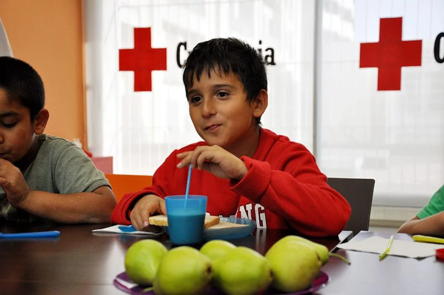 Caprabo y la Cruz Roja destinan 16.000 euros para financiar becas de alimentación infantil