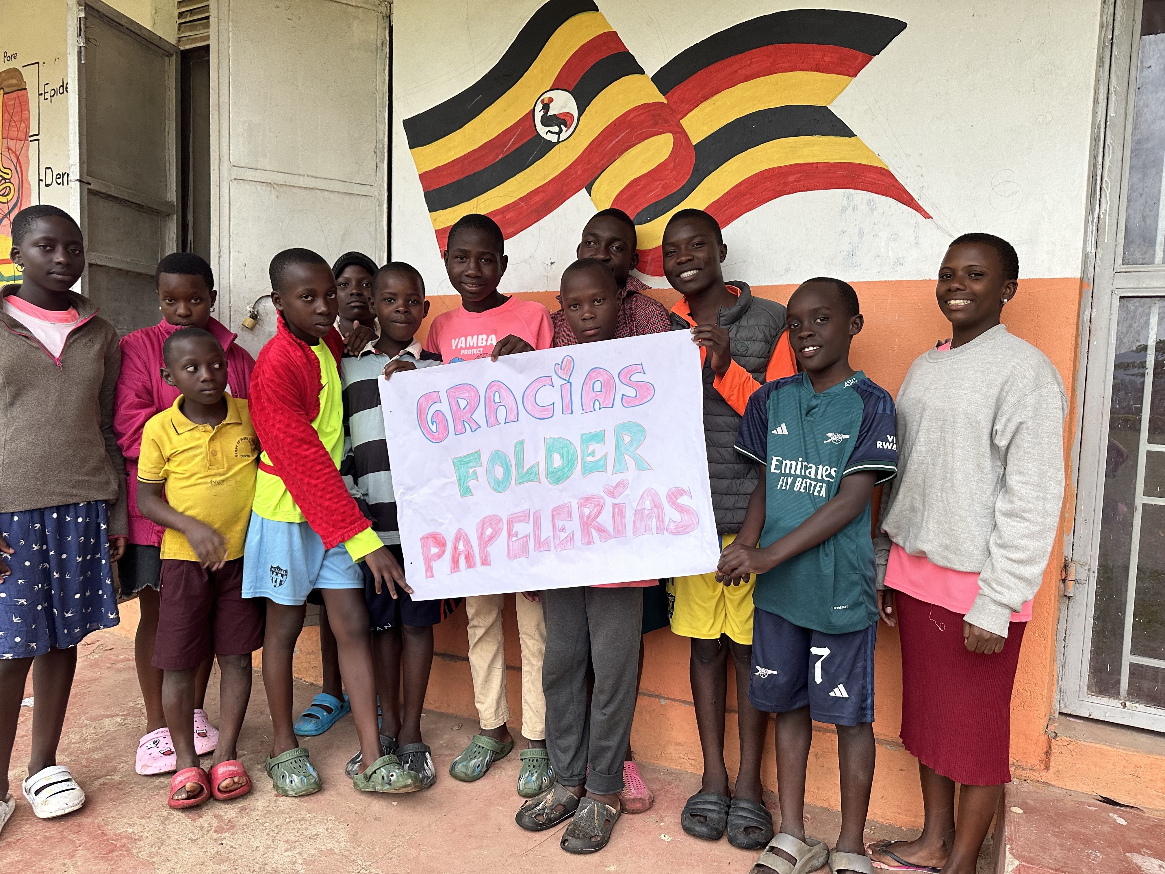 Folder colabora en la educación de  los niños del Proyecto Yamba en Uganda